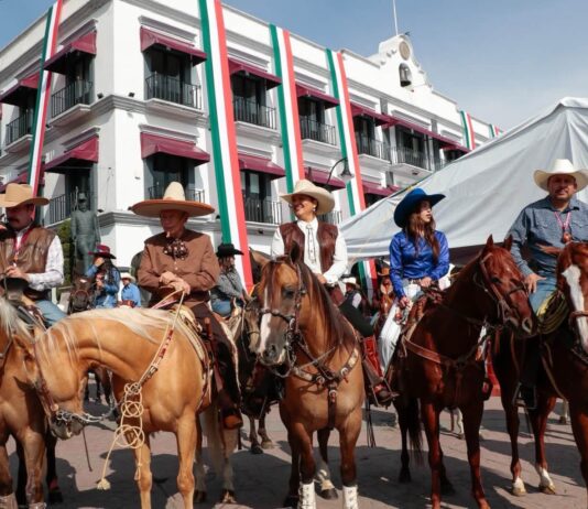 Lupita Díaz lidera celebración patria con más de 1,500 cabalgadores