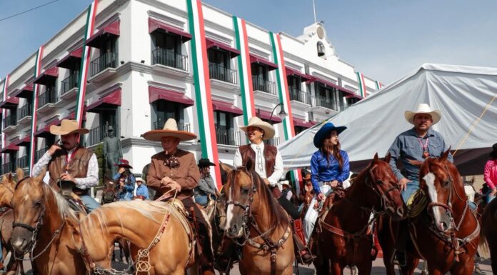 Lupita Díaz lidera celebración patria con más de 1,500 cabalgadores