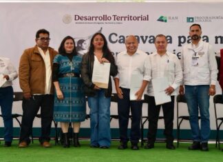 Entregan títulos de propiedad a familias de Tlalnepantla como parte del Plan Integral de Oriente