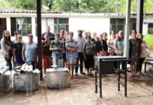 Edder Jaimes Garduño lleva estufas ecológicas a 24 familias de El Sauz, en Luvianos