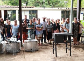 Edder Jaimes Garduño lleva estufas ecológicas a 24 familias de El Sauz, en Luvianos