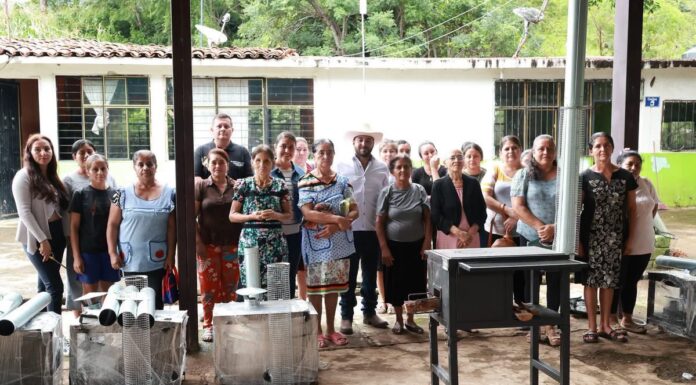 Edder Jaimes Garduño lleva estufas ecológicas a 24 familias de El Sauz, en Luvianos