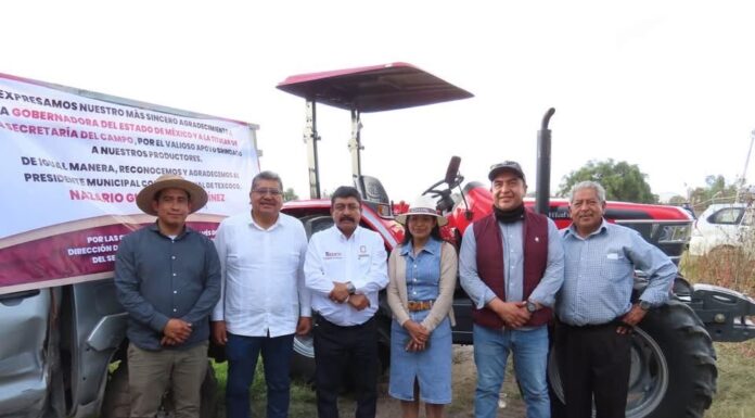 Nazario Gutiérrez respalda al campo de Texcoco con entrega de tractores a productores