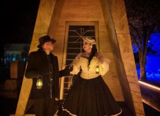 Recorridos nocturnos en el Panteón de la Soledad atraen a visitantes durante la Feria del Alfeñique