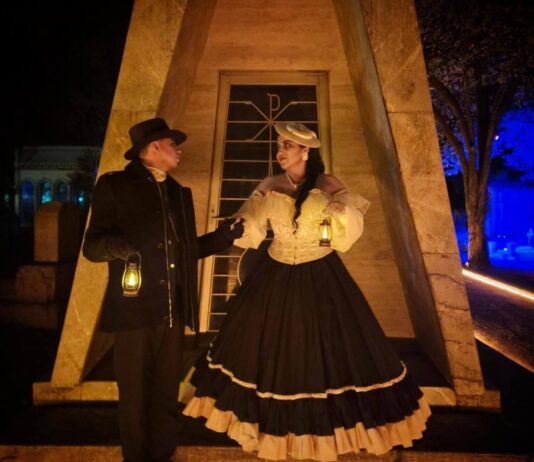 Recorridos nocturnos en el Panteón de la Soledad atraen a visitantes durante la Feria del Alfeñique
