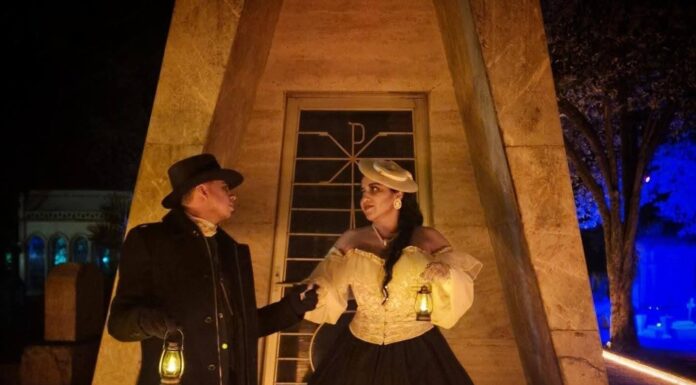 Recorridos nocturnos en el Panteón de la Soledad atraen a visitantes durante la Feria del Alfeñique