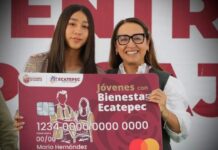 Azucena Cisneros entrega 900 nuevos apoyos de transporte a universitarios de Ecatepec