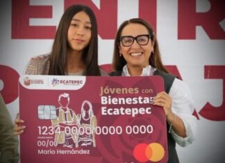 Azucena Cisneros entrega 900 nuevos apoyos de transporte a universitarios de Ecatepec
