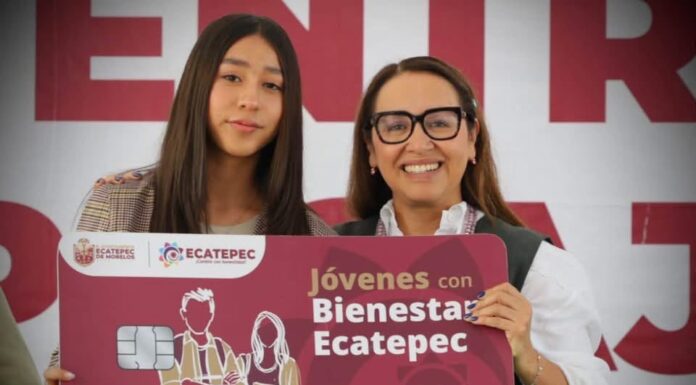 Azucena Cisneros entrega 900 nuevos apoyos de transporte a universitarios de Ecatepec