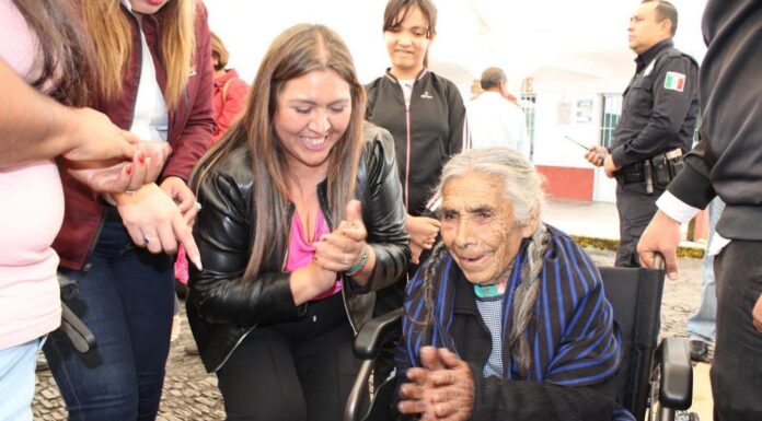 Yessika Santana acerca servicios de salud y asistencia social a las familias de San Simón de Guerrero