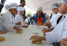 Colonos de Ecatepec elaboran pan de muerto en hornos artesanales