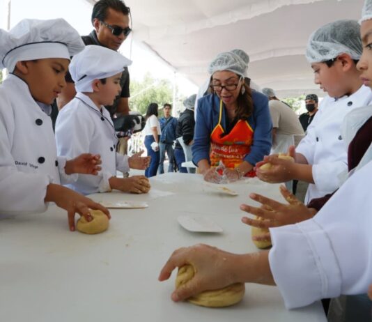 Colonos de Ecatepec elaboran pan de muerto en hornos artesanales