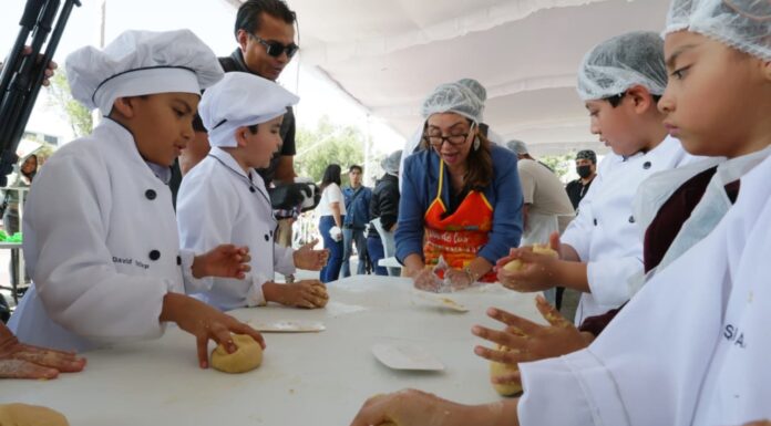 Colonos de Ecatepec elaboran pan de muerto en hornos artesanales