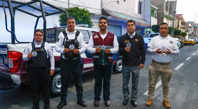 Nezahualcóyotl acerca números de emergencia a vecinos mediante imanes por cuadrante