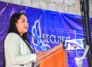 Reconoce Valeria Cruz Olvera a egresados del CUIEP Campus Aculco