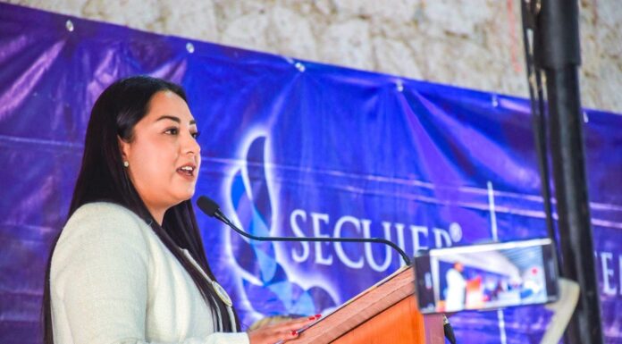 Reconoce Valeria Cruz Olvera a egresados del CUIEP Campus Aculco