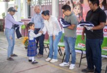 Malinalco entrega uniformes escolares a estudiantes de Santa María Xoquiac